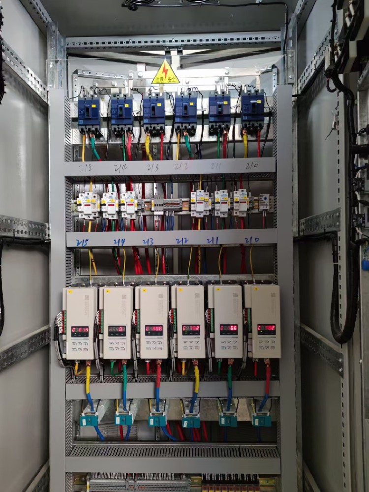 在电力调整器设计中，若何处置电源抖动和电网脉动的影响？