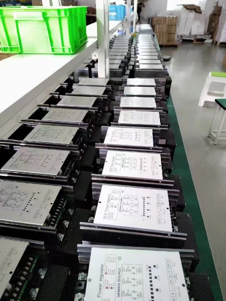 电力调整器的自适应节造战术是若何应对环境变动和参数不确定性的？