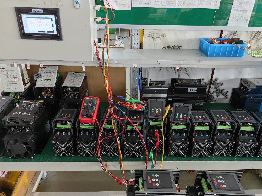 晶闸管在互换电力调整器中是若何实现电压调节的？