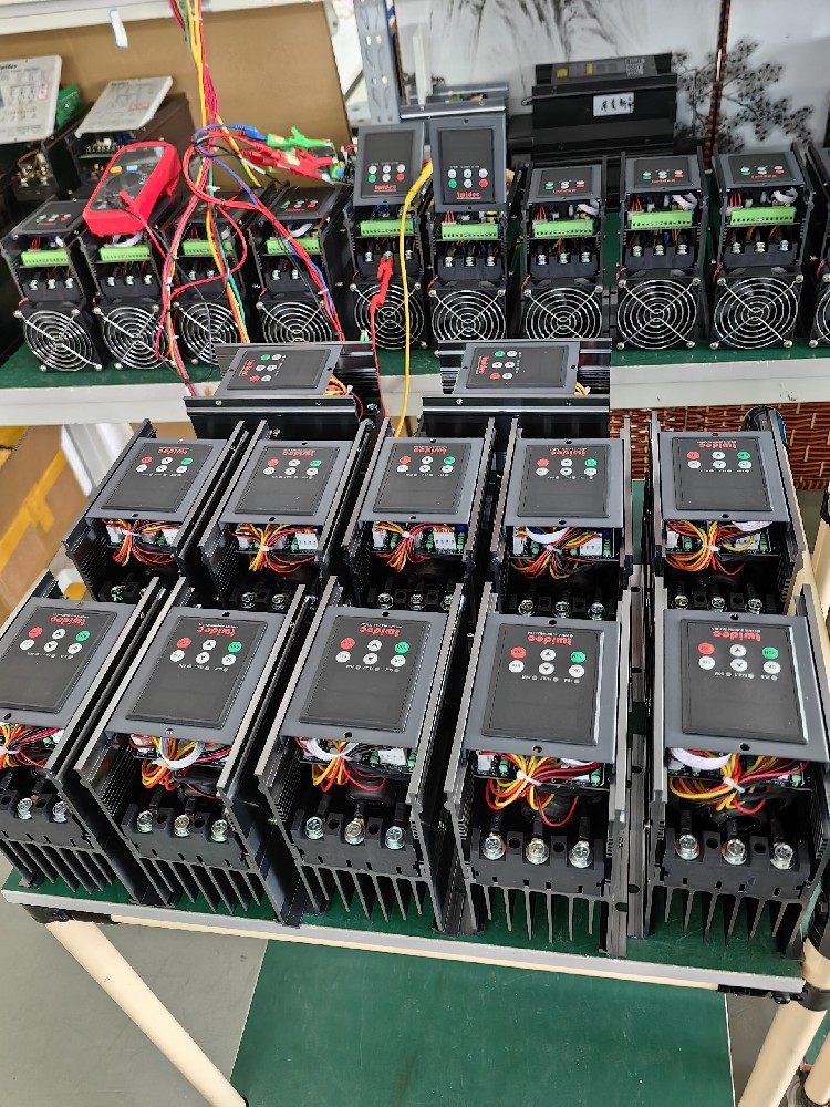 在工业加扰爪用中，电力调整器若何保险加热温度的不变性？