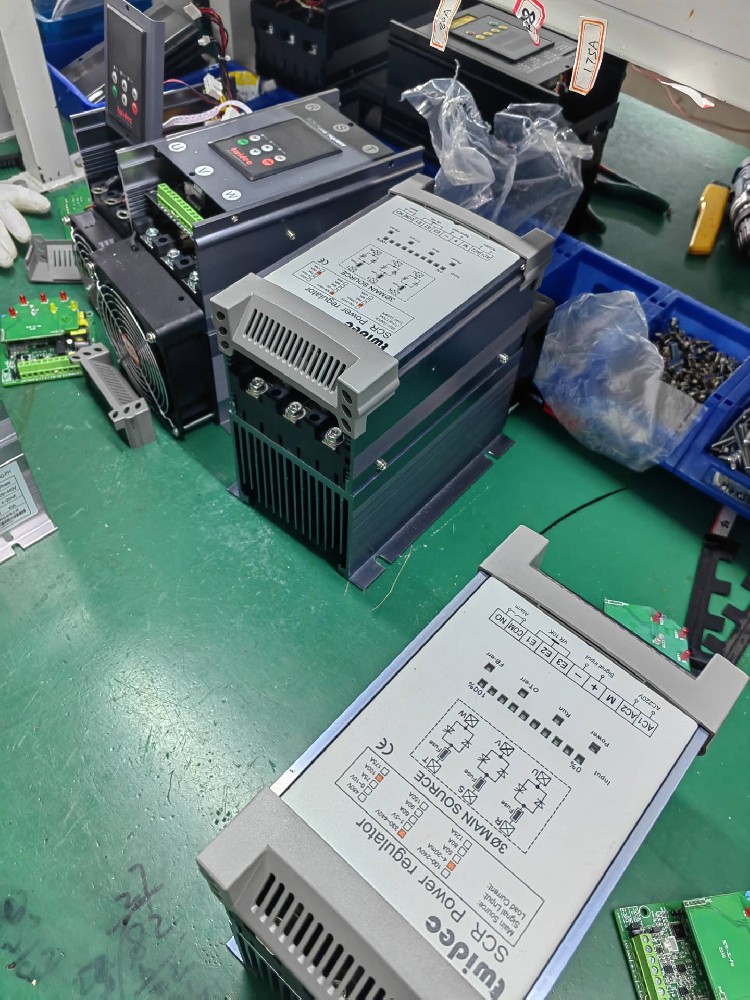 电力调整器的额定电压参数对其利用场景有何限度？