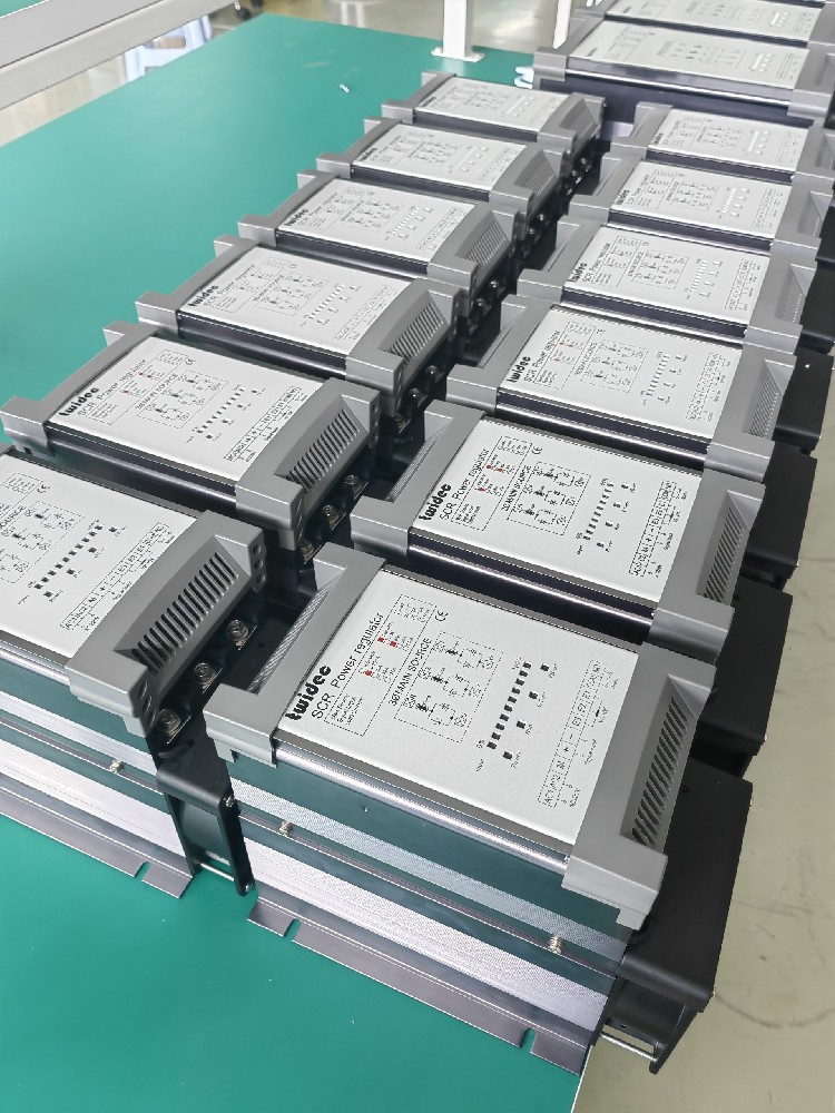 若何实现多台电力调整器的协同工作以满足复杂的电力节造需要？