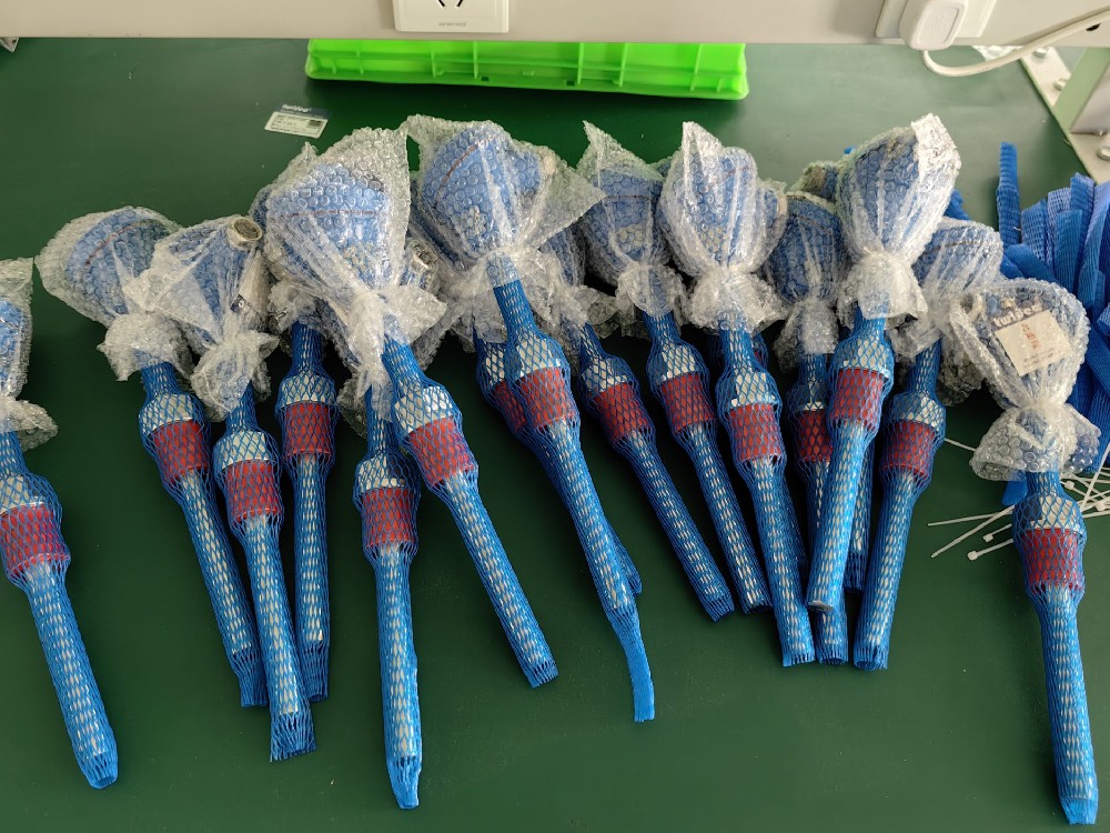 在工业自动化中，热电阻是若何与节造系统集成的，以实现温度节造和监测？