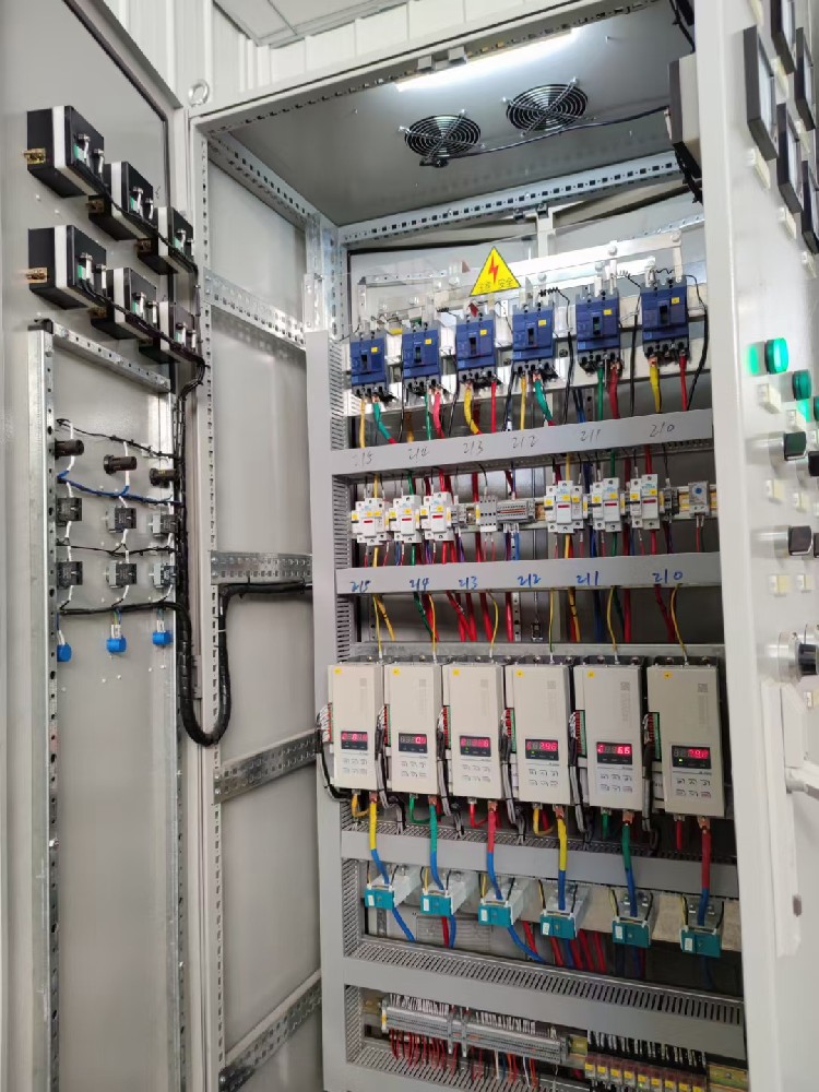 电力调整器的线性度若何？在调节过程中，输出与输入是否维持优良的线性关系？