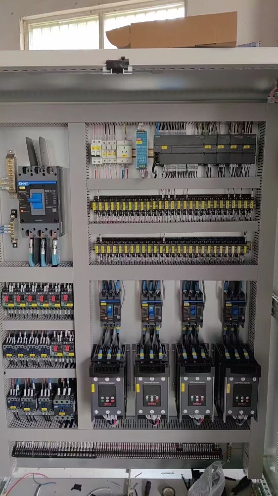 在装置电力调整器时，布线的粗细与材质对其机能有何具体影响？