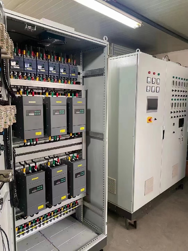 当必要对电力调整器进行参数批改时，怎么操作能预防对在运行的系统造成冲击？