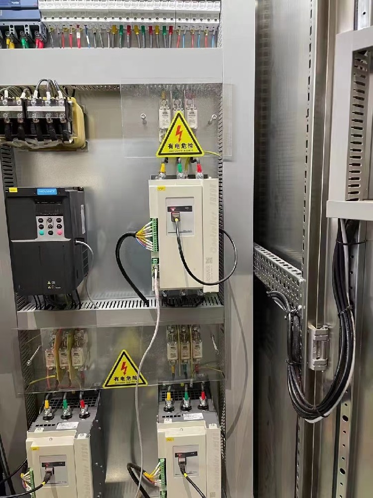 在医疗设备中使用电力调整器，必要沉点关注哪些特殊的安全尺度？