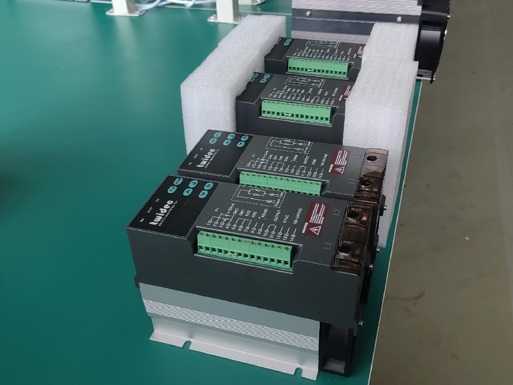 若何通过电力调整器优化电镀工艺中的电源不变性？