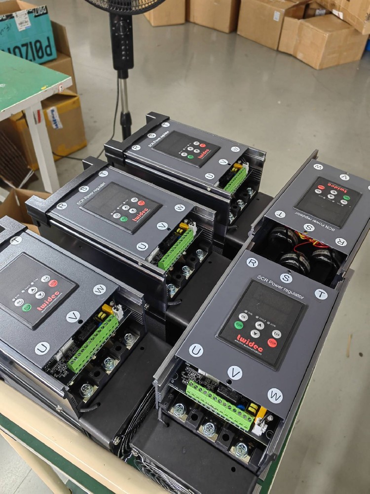 接入的电网电压颠簸超出电力调整器额定领域，该采取什么措施；ど璞覆槐话芑？