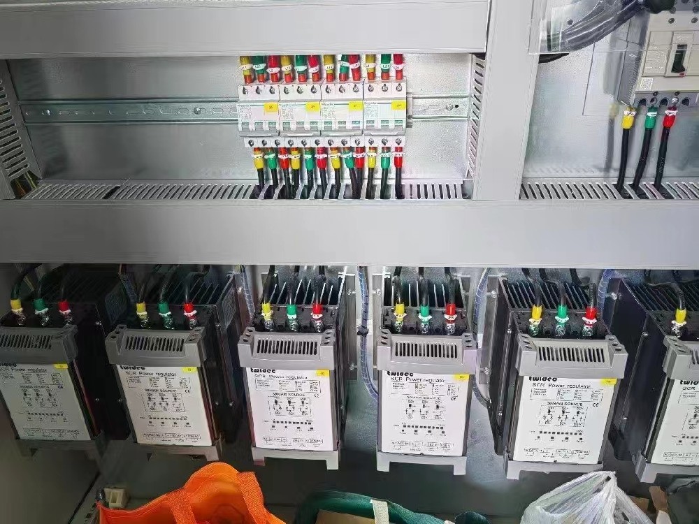 电力调整器的散热电扇败坏，临时没有相宜的备件更换，能否短功夫内持续运行设备？