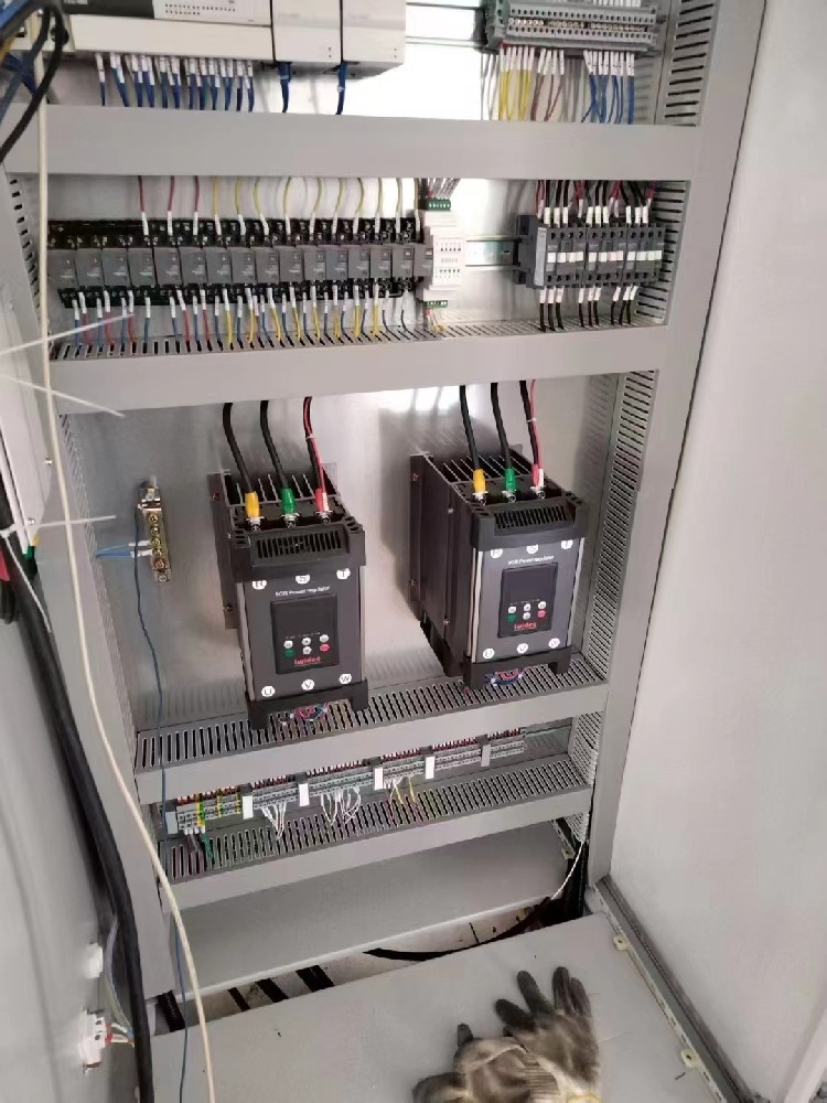 电力调整器在运行中误触垂危终场按钮，复原正常运行必要进行哪些操作和查抄？