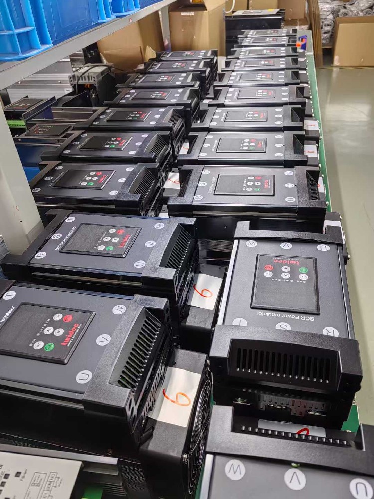 尝试将电力调整器与新的负载设备衔接，却无法正常工作，该从哪些方面排查兼容性问题？